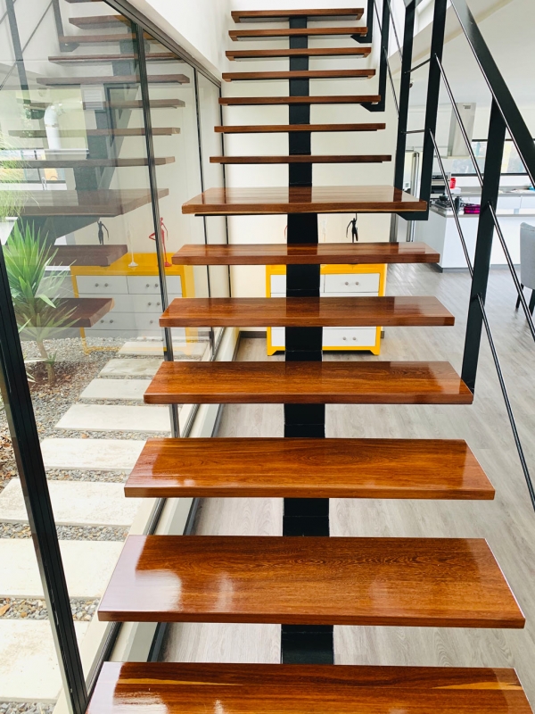 Huellas para escalera en madera natural - Madecoarte